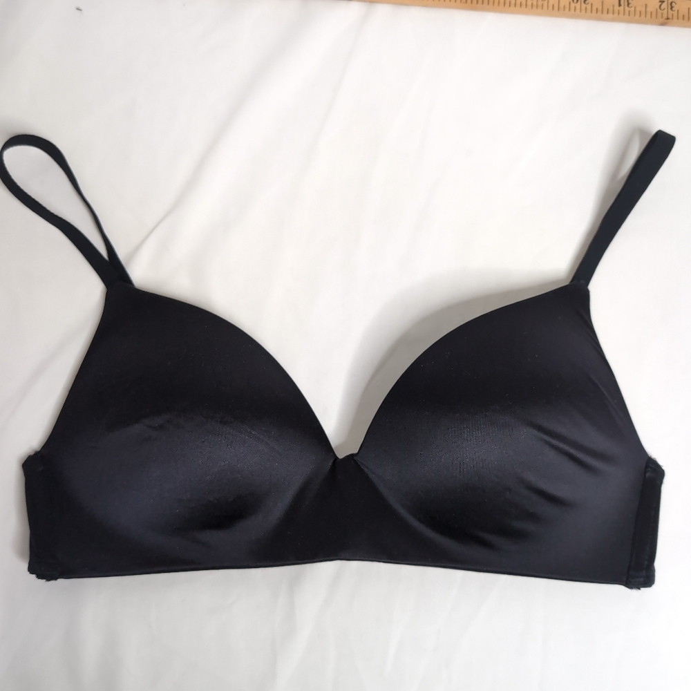 La Senza Black Wireless Plunge Lightly Lined Bra, size small